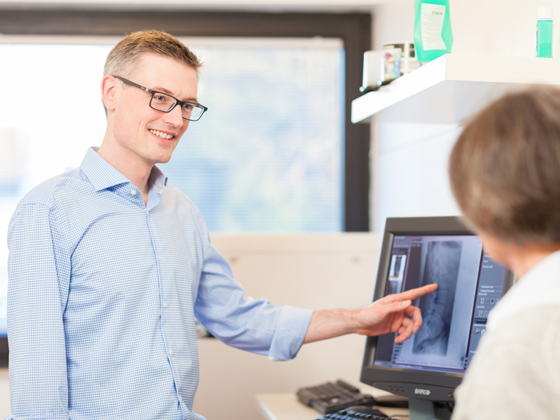 besprechung Dr. Ivo bei der Besprechung einer Diagnose